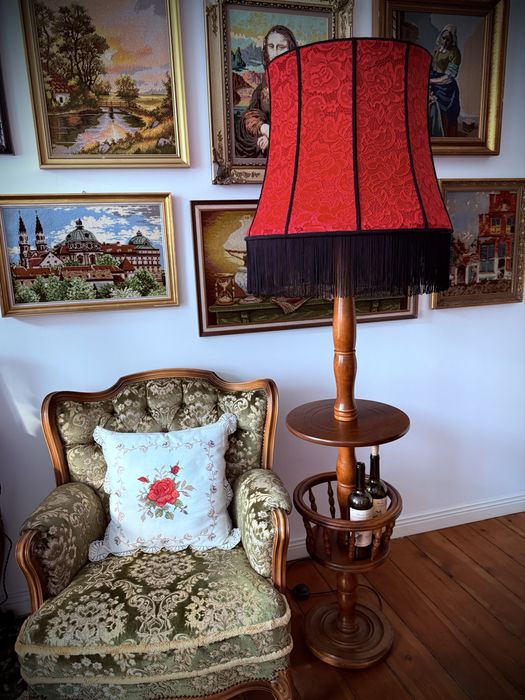 Lampa podłogowa ze stojakiem na wino i ręcznie szytym abażurem