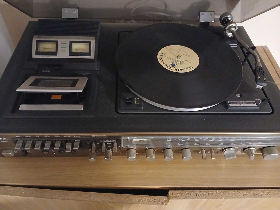 Crown stereo music