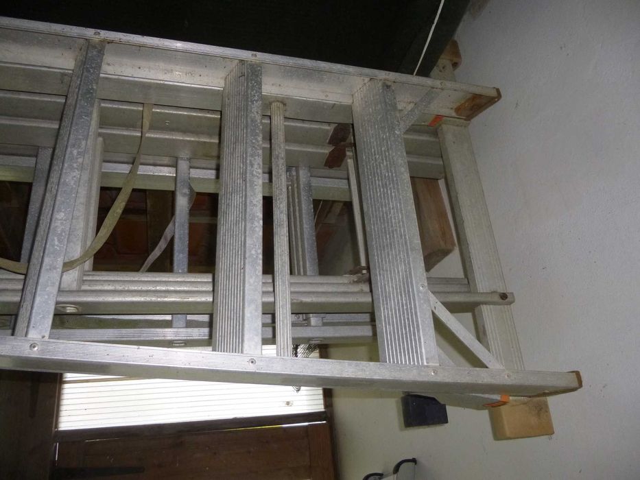 Escadote industrial de aluminio