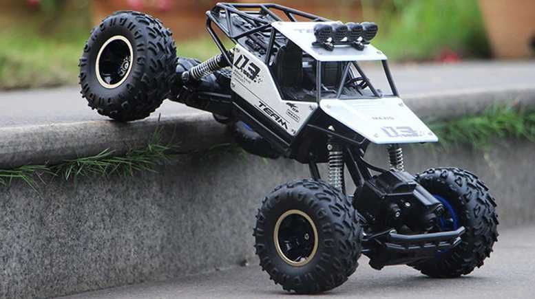 4WD Remote-Controlled Car, 1:16 Scale, 2.4G Remote Control (2 Batteries)64575305501058121
