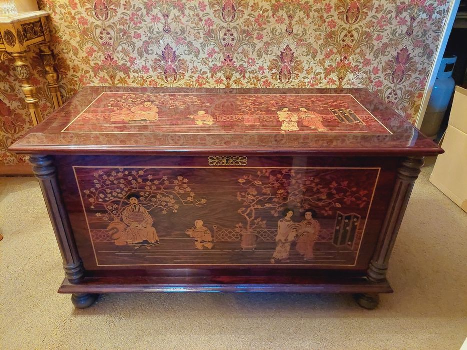 Arca / Baú com motivos chineses
