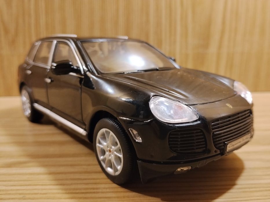 Коллекционная модель авто Porsche cayenne turbo 1:24 Welly металл Порш