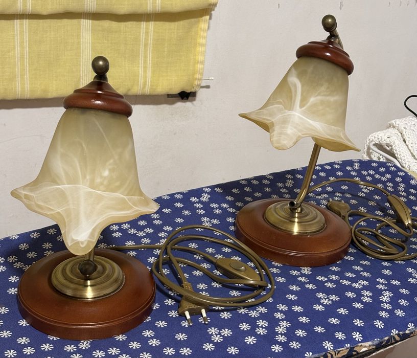 Candeeiros de teto e mesinhas