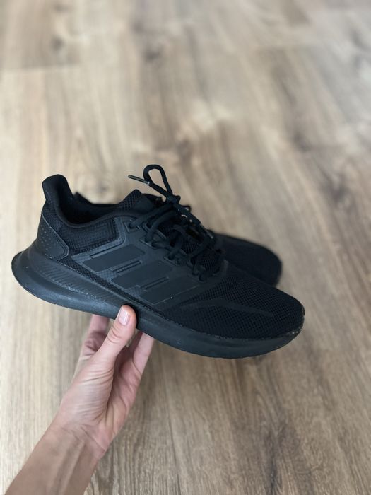 кросівки adidas оригінал( устілка 26 см)