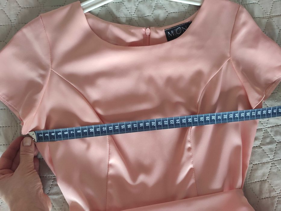 Elegancka sukienka z kokardą