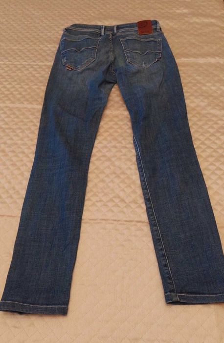 Calcas salsa em bom estado de senhora