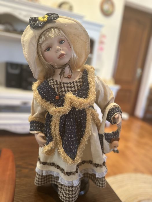 Фарфоровая кукла , новая, высота 55 см.