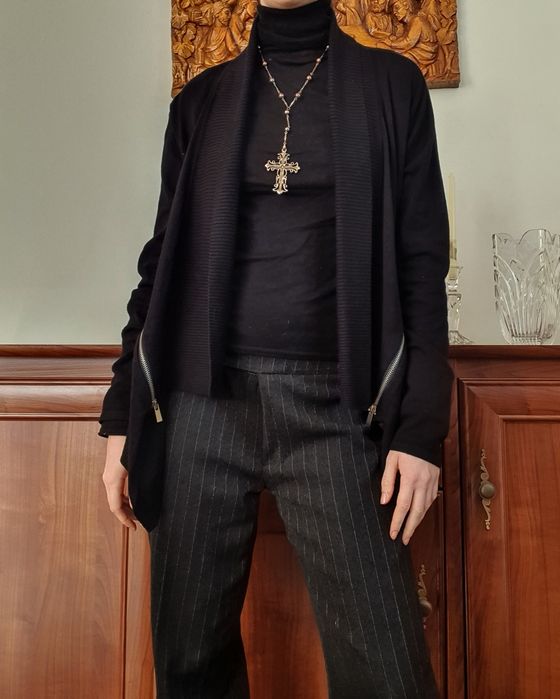 Czarny sweter z suwakiem po bokach