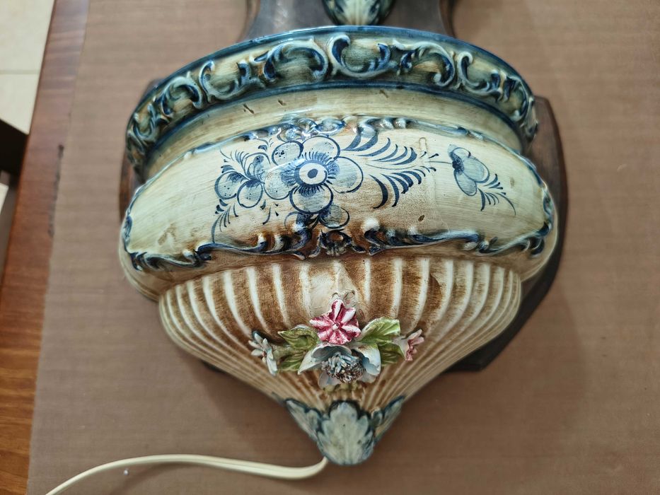 Fonte Decorativa de Parede em Cerâmica Trabalhada com Iluminação