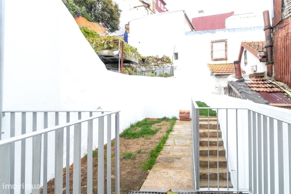 Apartamento T1 NOVO com jardim junto ao rio Douro.