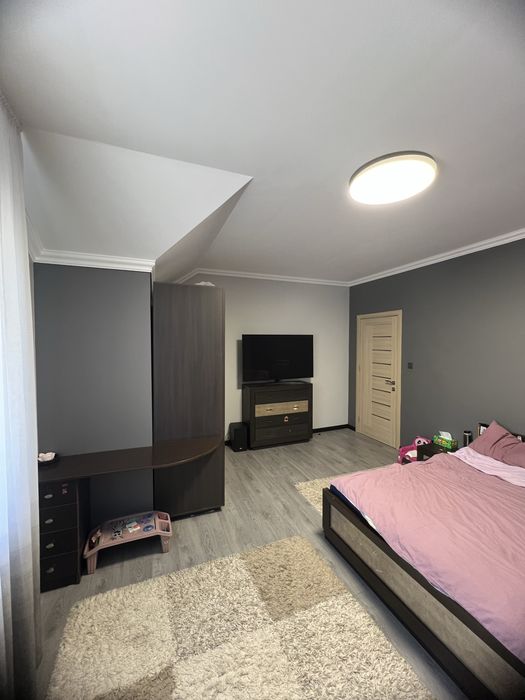 Продається двохповерховий котедж