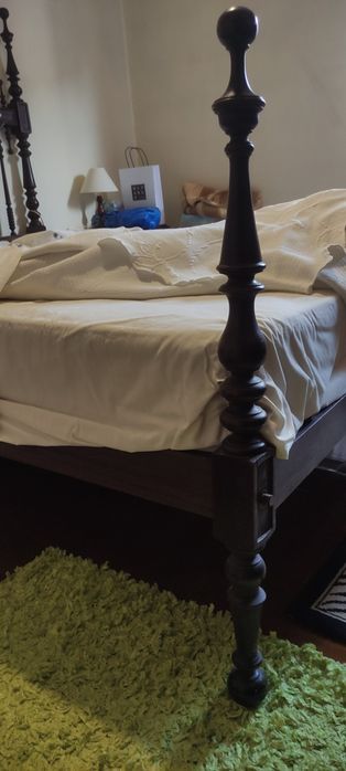 Cama de casal, colchão e 2 mesas de cabeceira