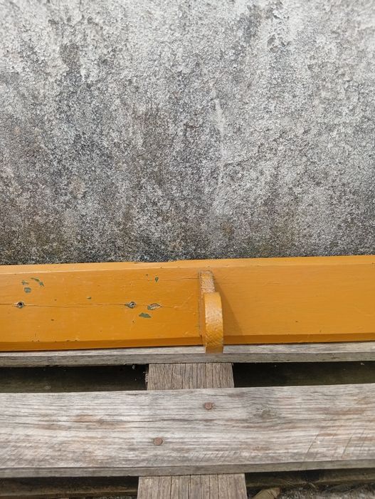 Cabide antigo em madeira, em amarelo mostarda,  com três ganchos