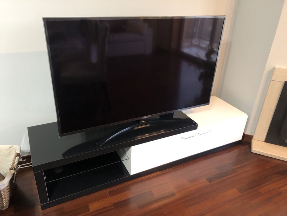 Móvel sala para Televisão preto e branco