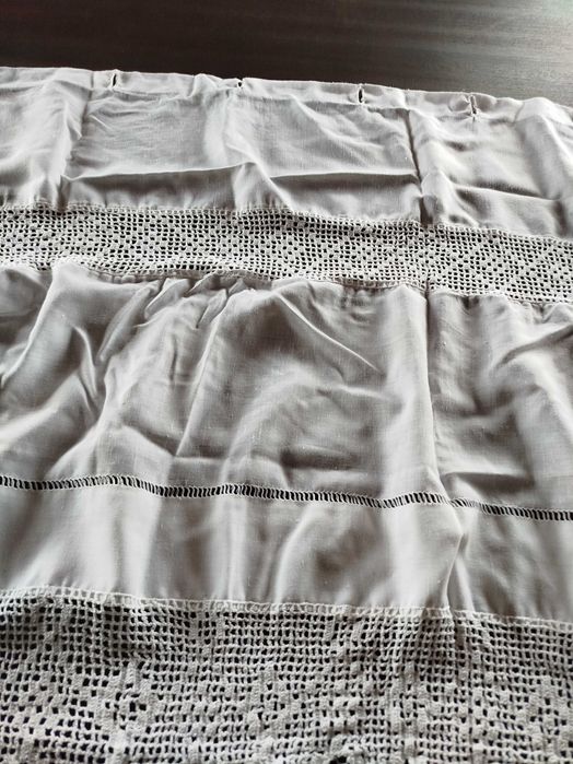 Uma cortina de tecido com renda