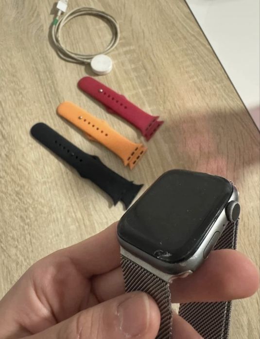 Apple Watch Series 4, plus 4 bracelets and charger