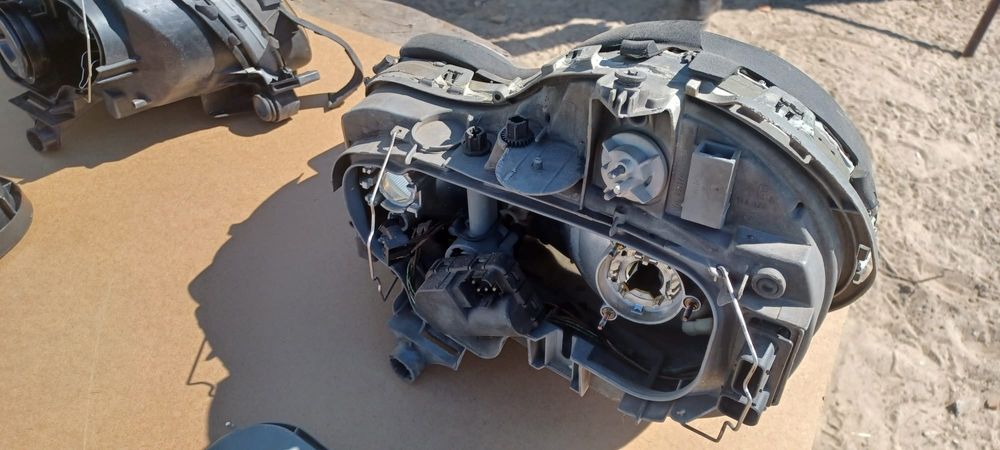 Venda de faróis do Mercedes classe e