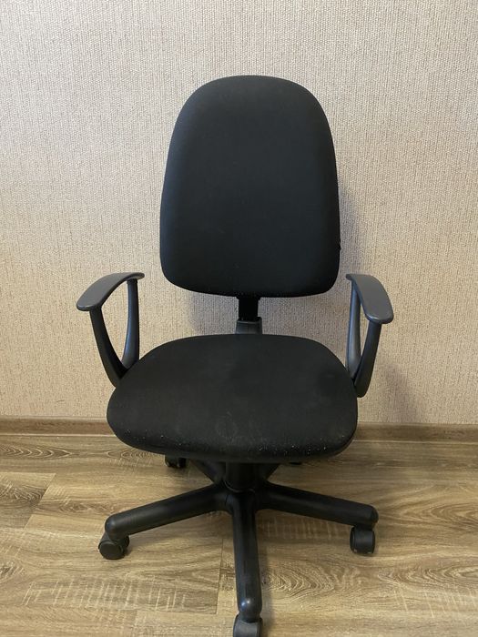 Офісне компʼютерне крісло