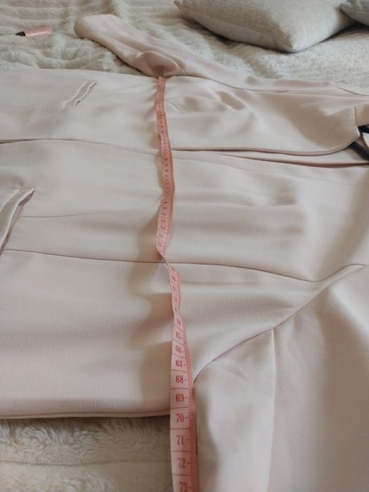 Піджак жіночий пудровий.