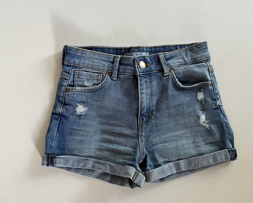 Bershka Spodenki jeansowe, szorty z przetarciami