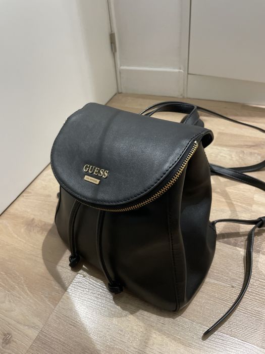 Mochila preta da GUESS em bom estado