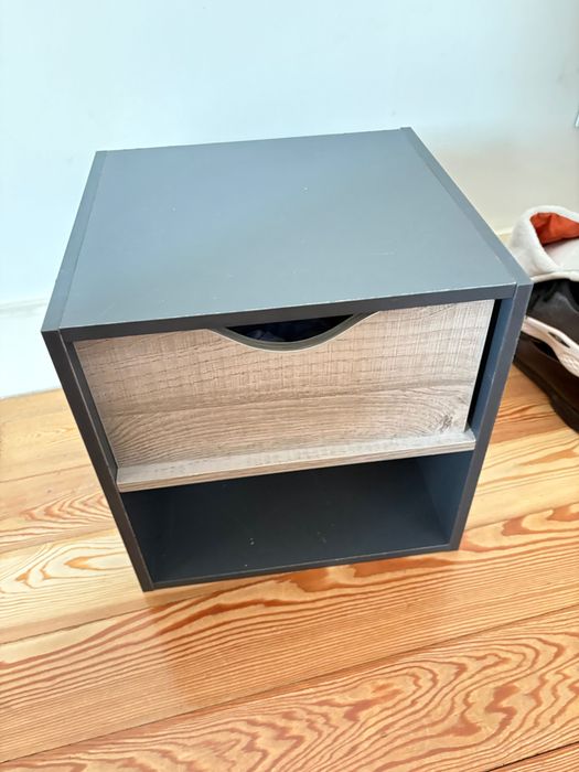 Mesa de cabeceira compacta, em preto e efeito madeira,