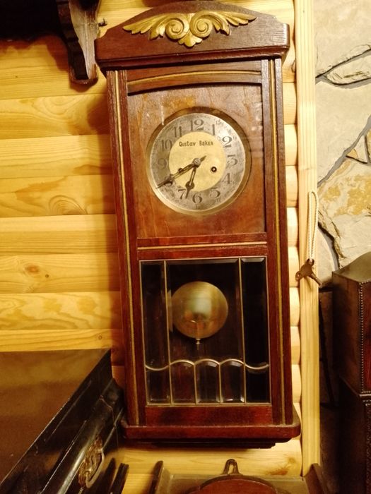 Старинные настенные часы с боем.