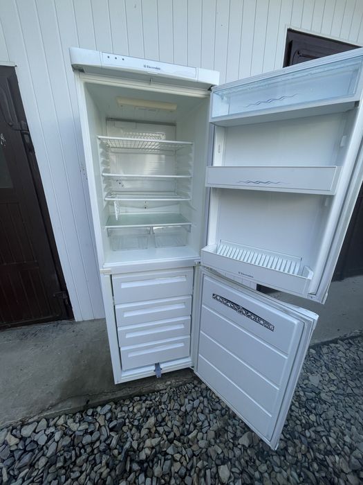 Холодильник електролюкс