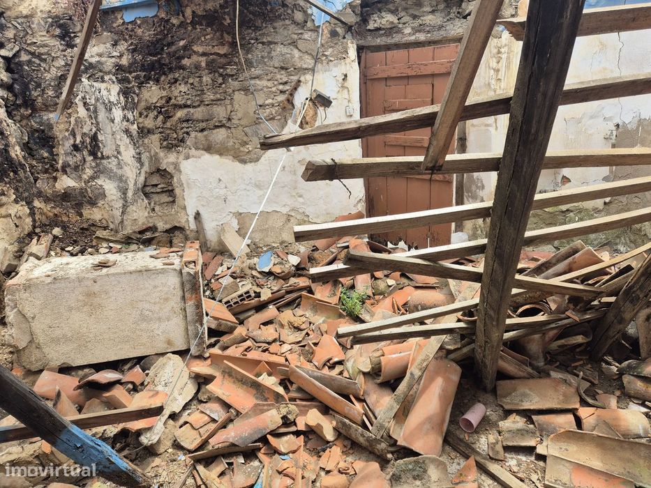Moradia terrea para reconstruir na Aldeia dos Fernandes