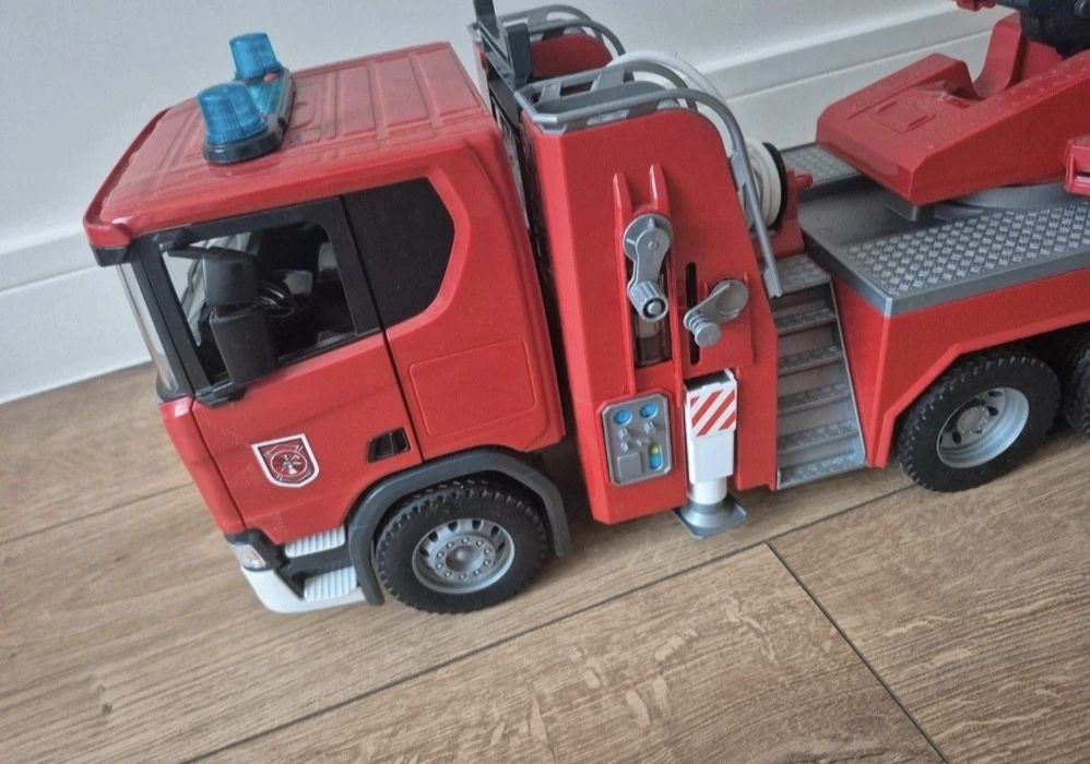 Bruder wóz strażacki ciężarowy Scania