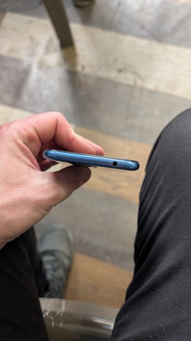 Meizu X8 в блакитному кольорі