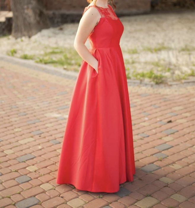 Випускне плаття червоного кольору