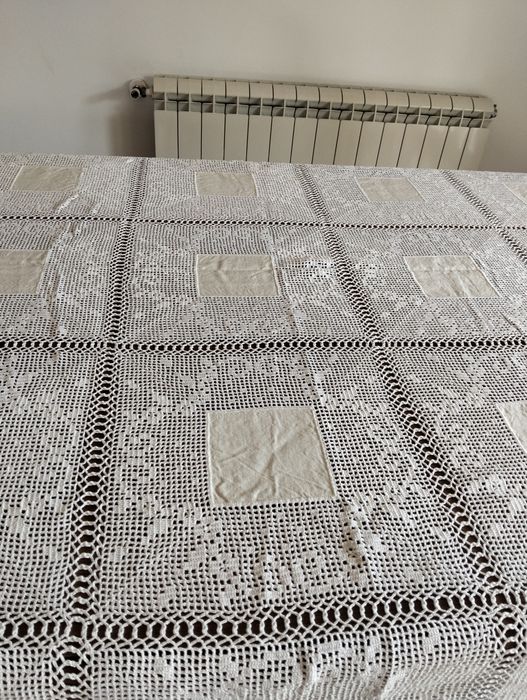 Toalha de mesa em crochê branca