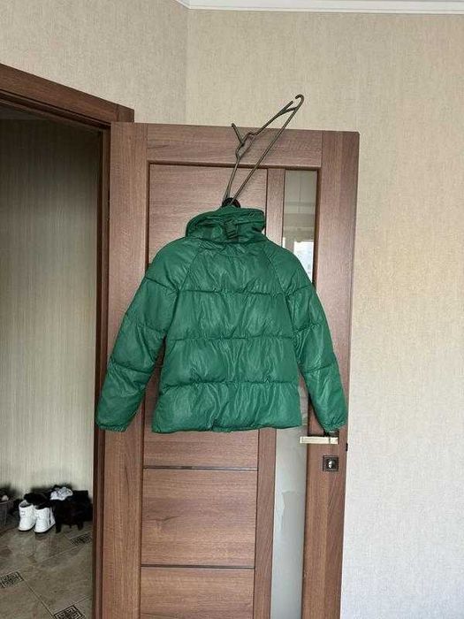 Стильная теплая зеленая курточка размер xs-s
Basic House zara