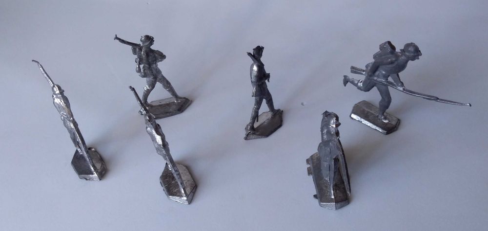 Lote de seis soldados em metal (chumbo/zinco?) com uniformes alemães