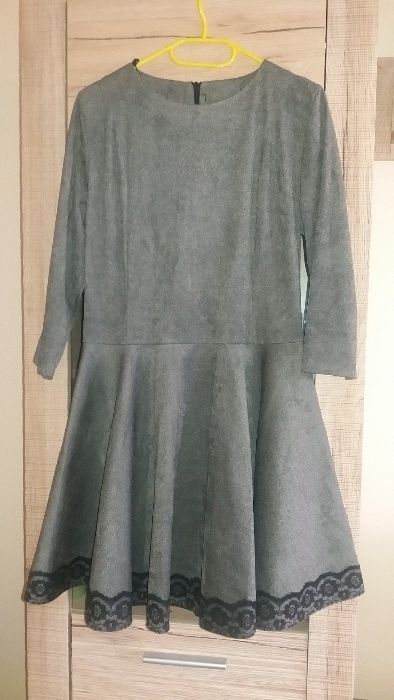 Szara sukienka z koronką