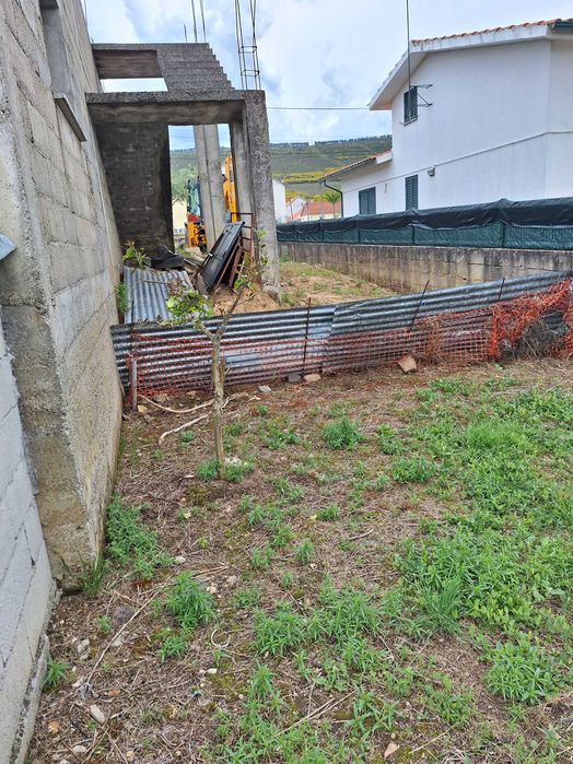 Vende-se Lote para Habitação com garagem feita