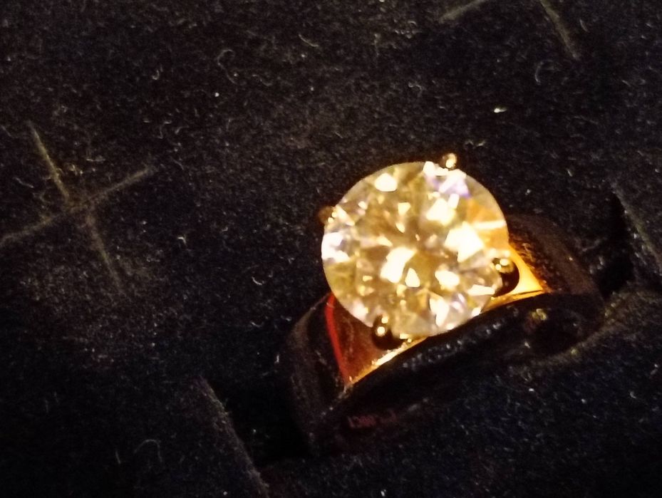 Anel com pedra de Moissanite