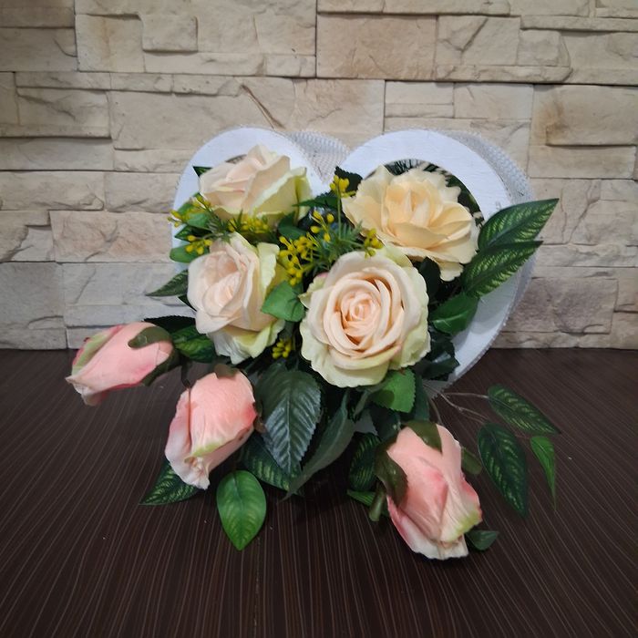 Kompozycja kwiatowa stroik róże serce