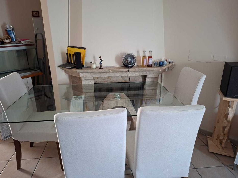 Conjunto Mesa de Jantar Moderna em Vidro (Conforama) + 4 Cadeiras IKEA