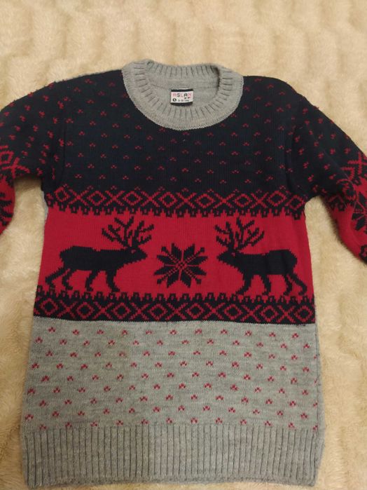 Продам новорічний вовняний светр на 9-10 років