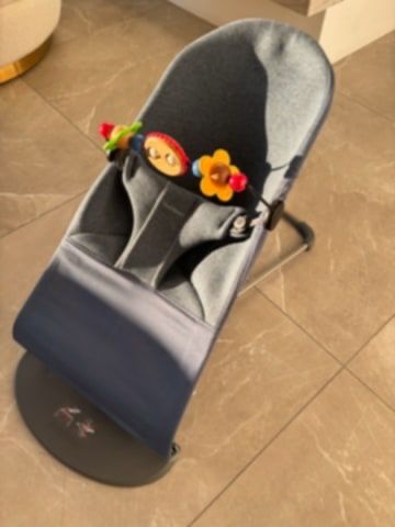 Babybjorn z zabawką