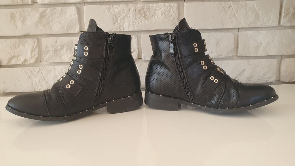 Czarnre botki przejściowe ze sprzaczkami rozmiar 36 CrogoGogo