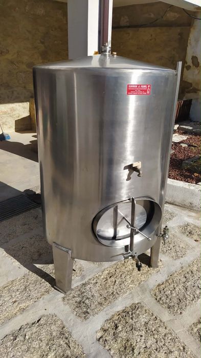 Cubas de inox para fazer vinho