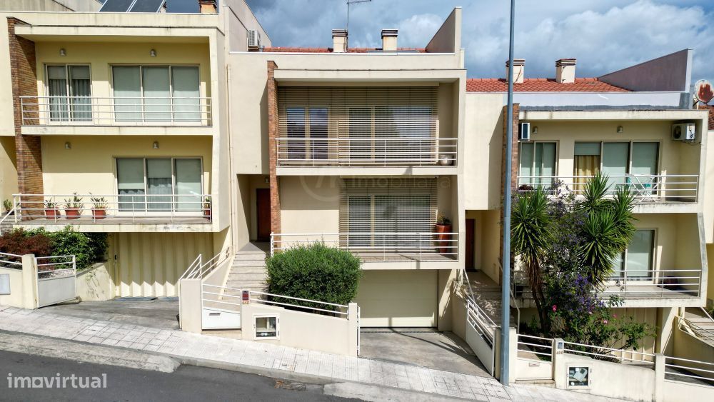 Moradia T3 geminada à venda