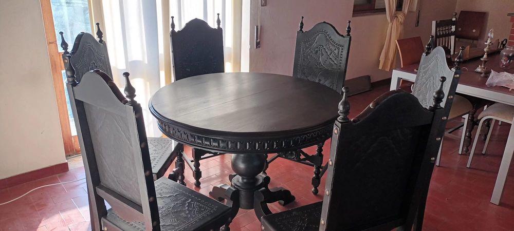 Conjunto de mesa e 6 cadeiras