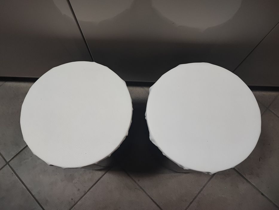 Pufy, taborety, biało-czarne