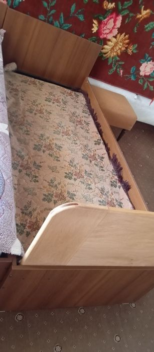 Продам 2 односпальные кровати с матрасом б/у
