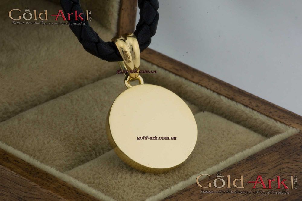 Золотой кулон с рунами