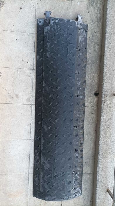 Baixar o preçO: Passa cabos Adam Hall. Tampa de proteção